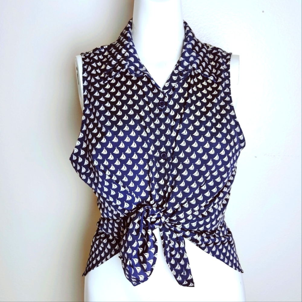 Modish One Sleeveless Navy Sailboat Print Button Lightweight Down Blouse, Sz M